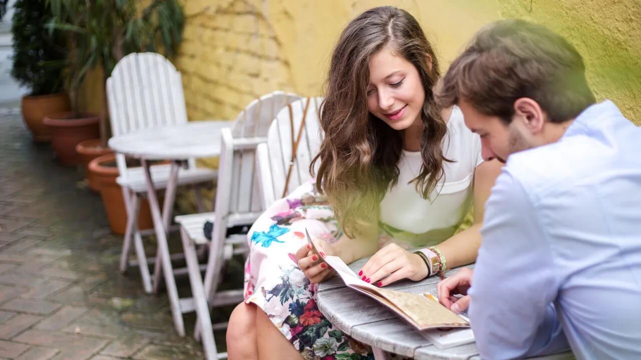 Welche Red Flags gibt es beim ersten Date? Warnzeichen beim ersten Date