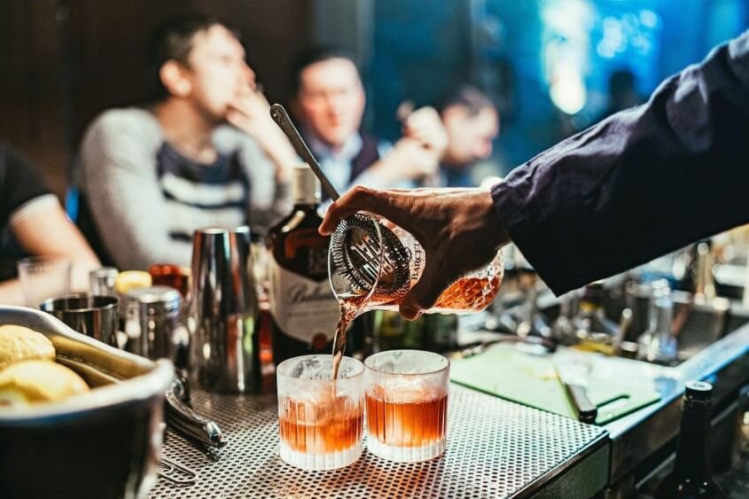 Scotch Whiskey Cocktails bei einem Männerabend trinken
