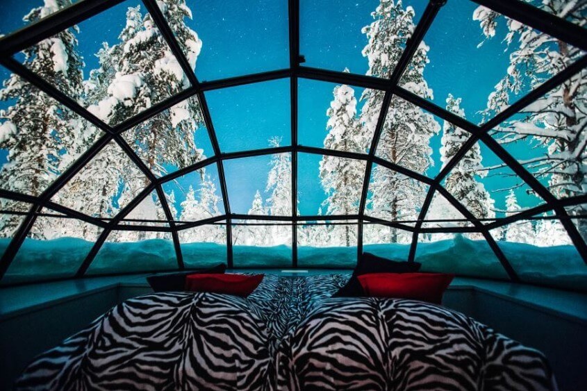 Winterurlaub in einem Glas-Iglu